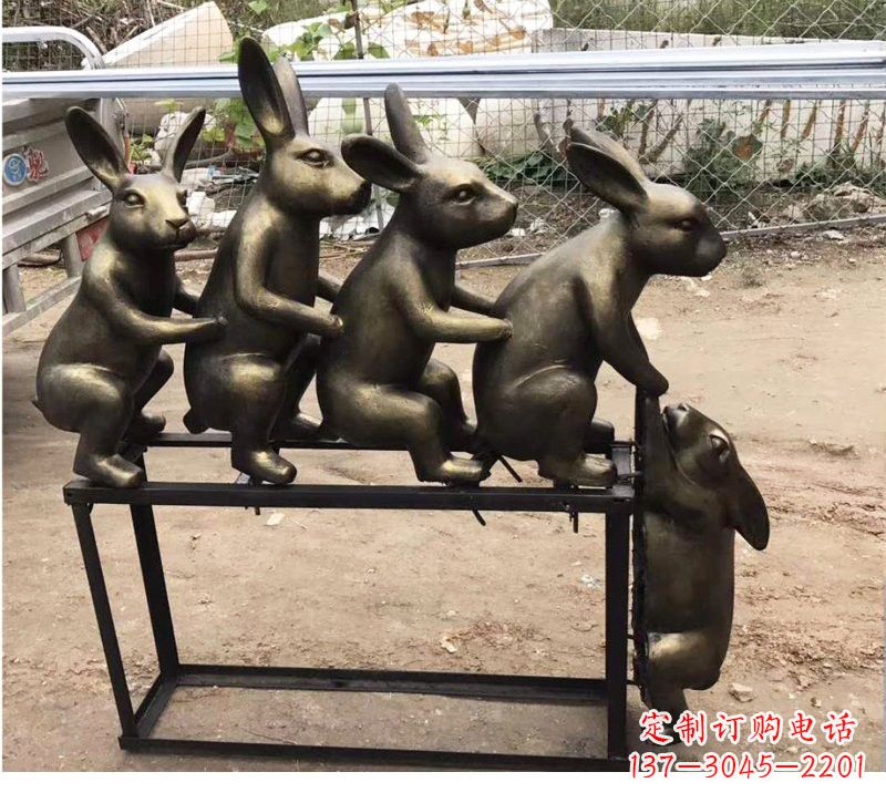 淄博玻璃钢兔子雕塑仿铜玩耍的兔子
