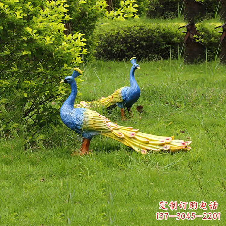 淄博玻璃钢孔雀雕塑——艺术点缀公园草坪