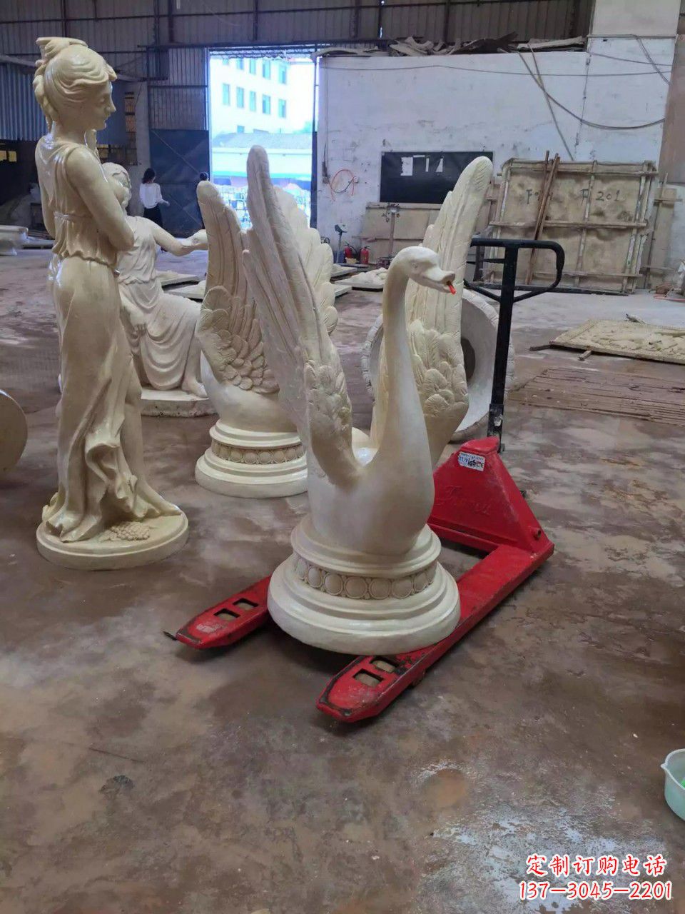 淄博玻璃钢制作的天鹅雕塑