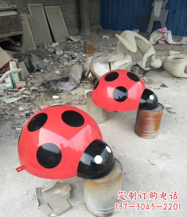 淄博玻璃钢制瓢虫雕塑绚丽多彩的公园景观摆件