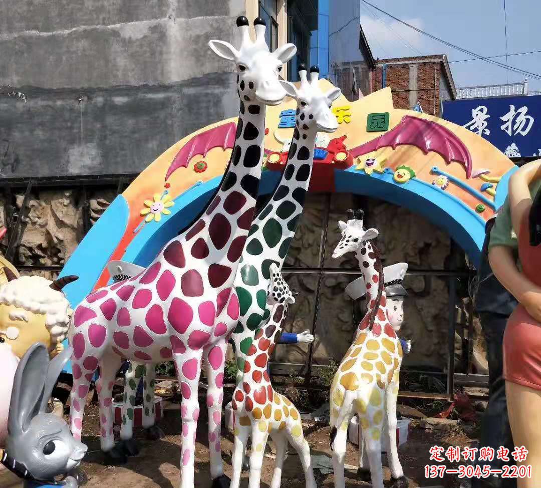 淄博玻璃钢材质的长颈鹿雕塑——点缀公园景观