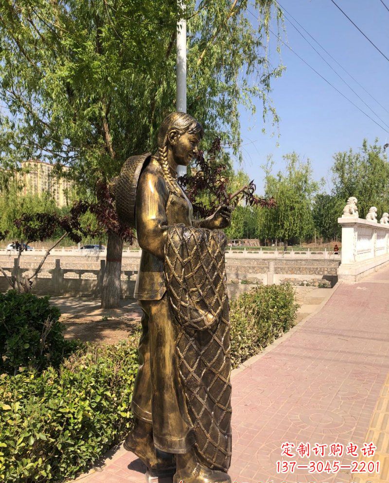 淄博农家女人的铜雕之美