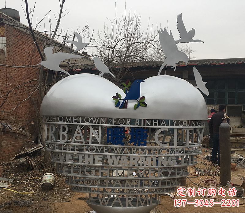 淄博不锈钢爱心字母雕塑——象征着爱的礼物