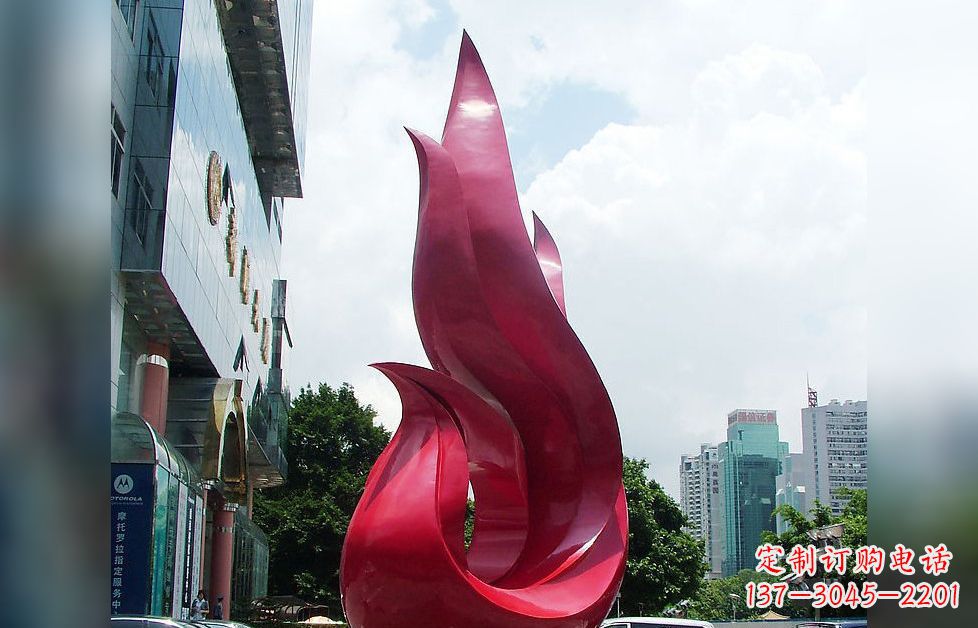 淄博孔雀广场的不锈钢雕塑