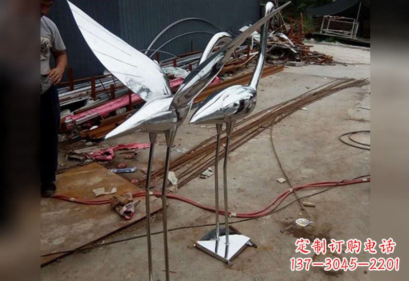 淄博不锈钢仙鹤雕塑象征着美丽与和谐