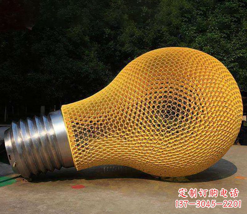 淄博不锈钢灯泡雕塑灯光下的美丽