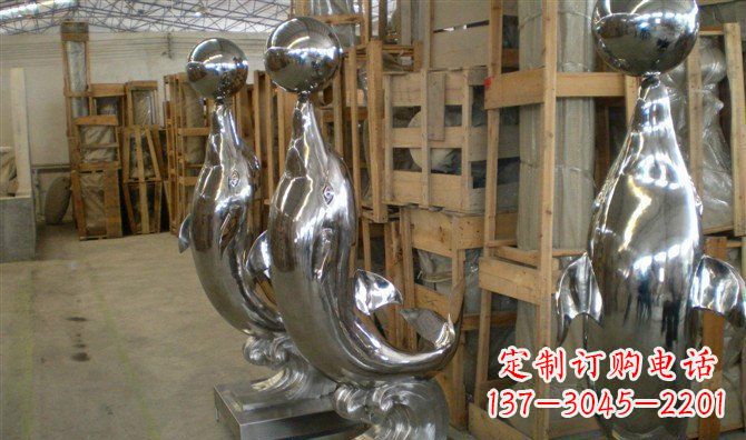 淄博不锈钢顶球海豚雕塑融合精美艺术与实用功能