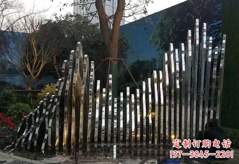 淄博不锈钢公园里的假山雕塑