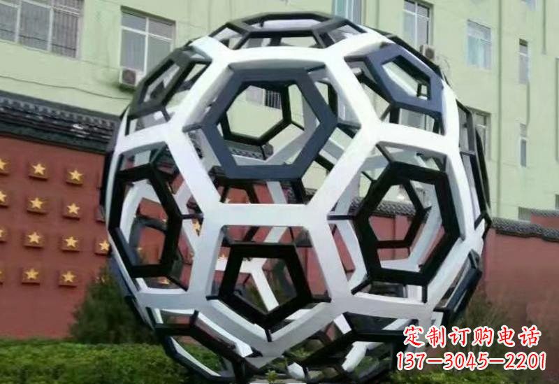 淄博不锈钢公园的镂空足球雕塑