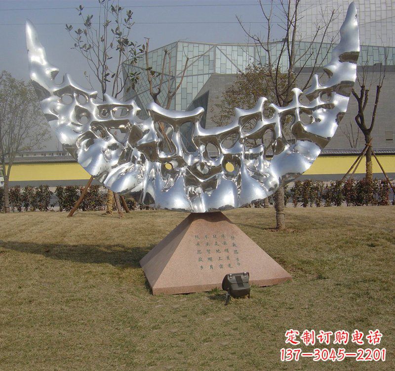 淄博不锈钢月亮雕塑象征着无尽的美丽