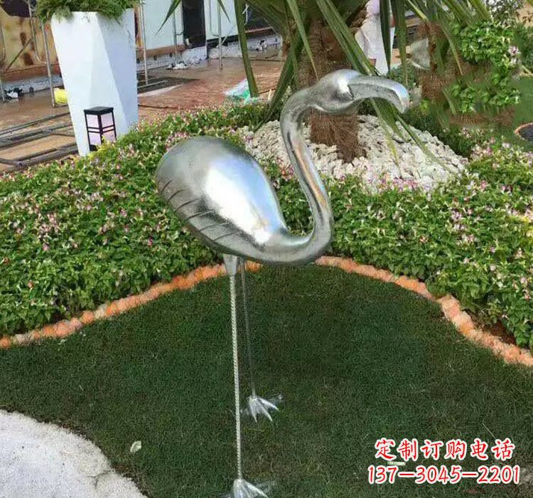 淄博火烈鸟雕塑美丽而又充满力量