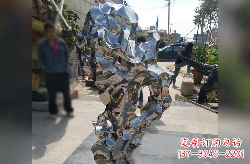 淄博太湖石雕塑——点缀不锈钢公园