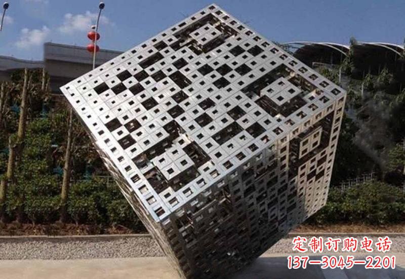 淄博不锈钢广场上的魔方雕塑