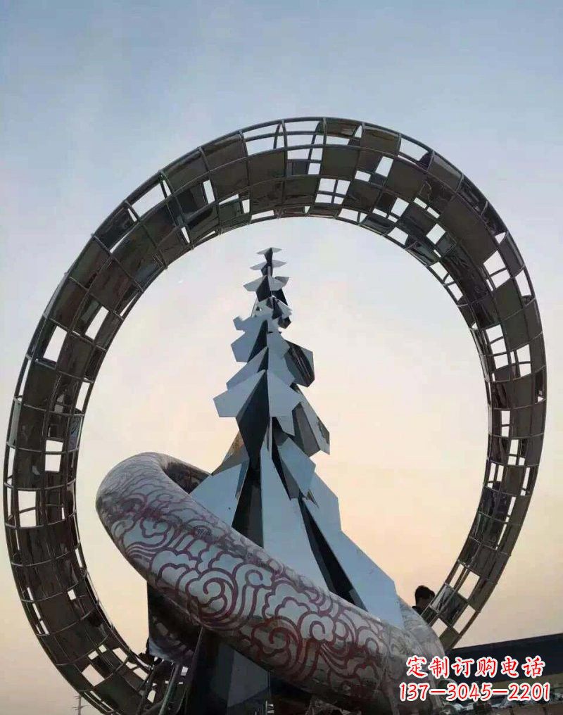 淄博不锈钢广场上的松树雕塑