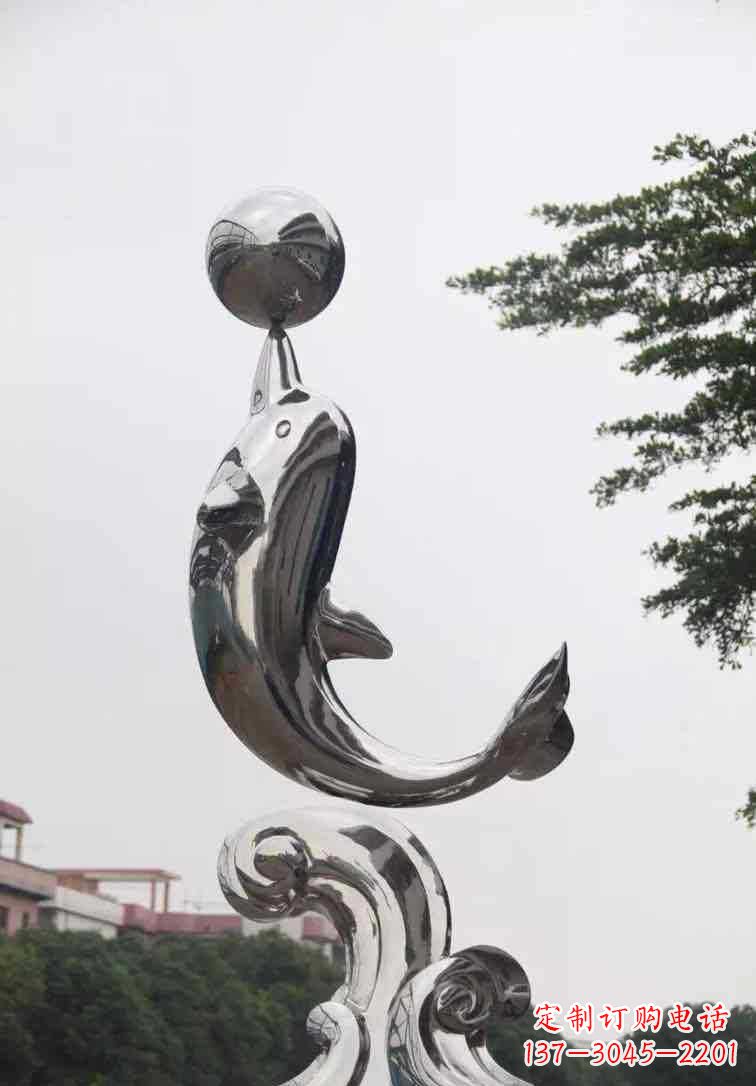 淄博海豚雕塑增添不锈钢广场的魅力