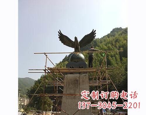 淄博不锈钢老鹰踩地球雕塑缅怀大自然之美