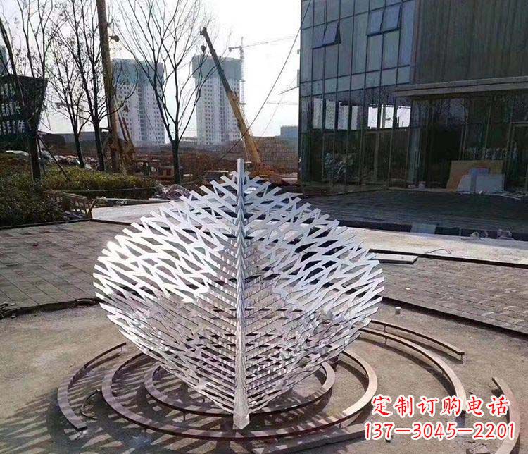 淄博不锈钢镂空树叶雕塑精美雕刻的艺术