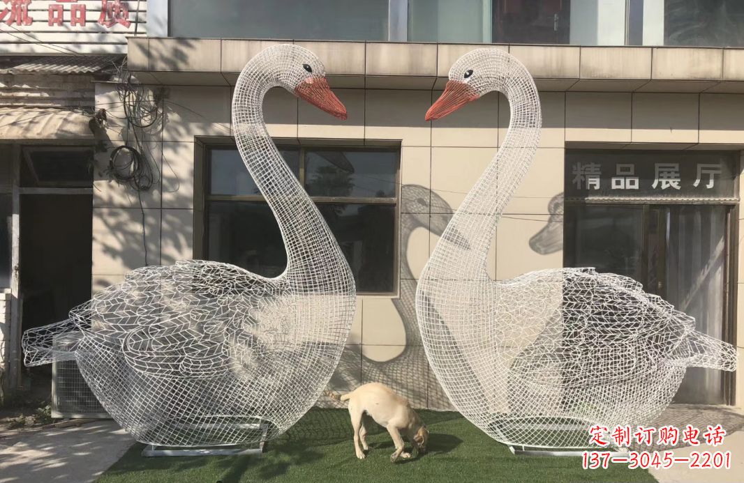 淄博不锈钢镂空天鹅雕塑给室外增添美感