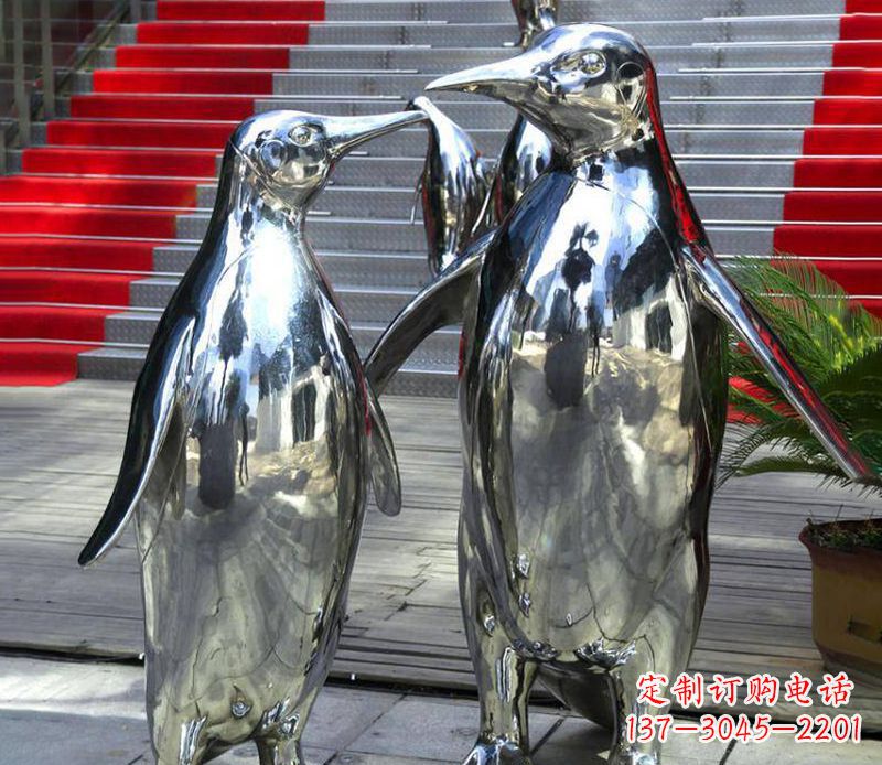 淄博不锈钢企鹅雕塑传递着浓浓爱意