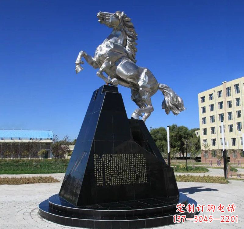 淄博不锈钢企业广场上的马雕塑