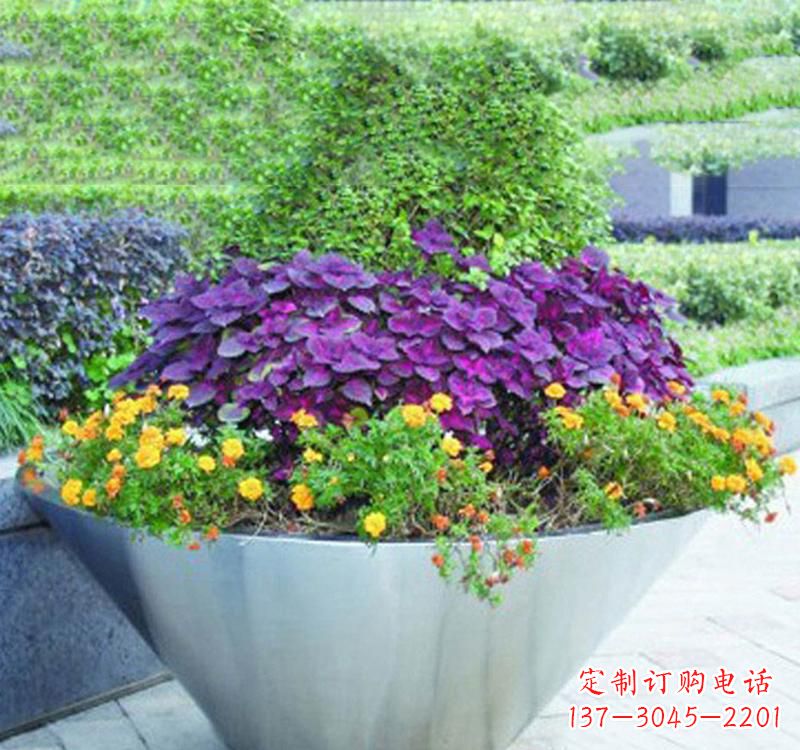淄博不锈钢花盆雕塑艺术之美