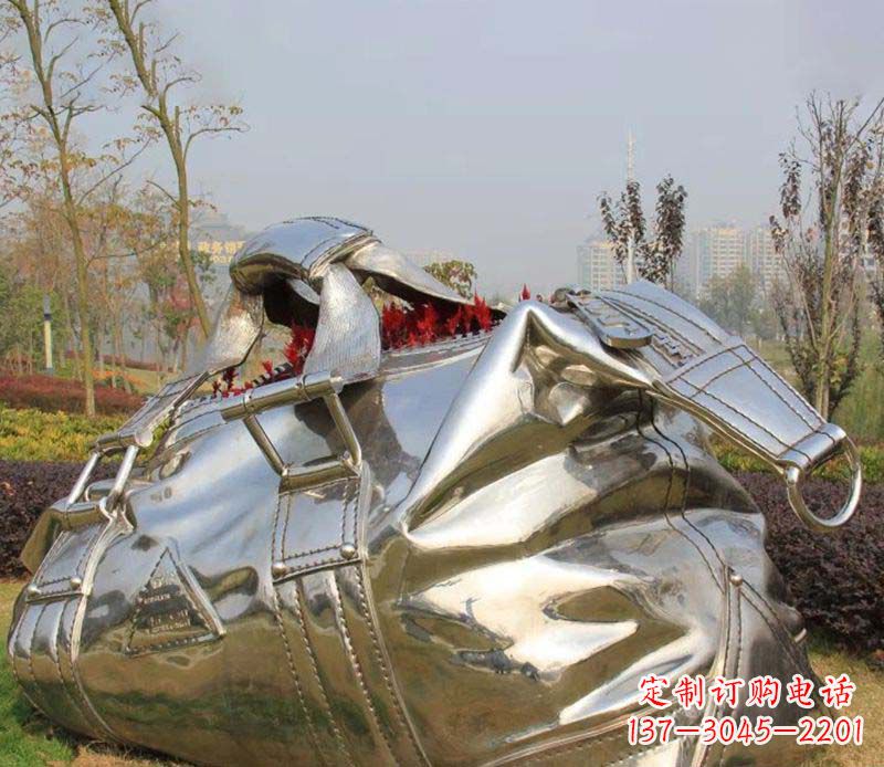 淄博精美不锈钢手提包雕塑