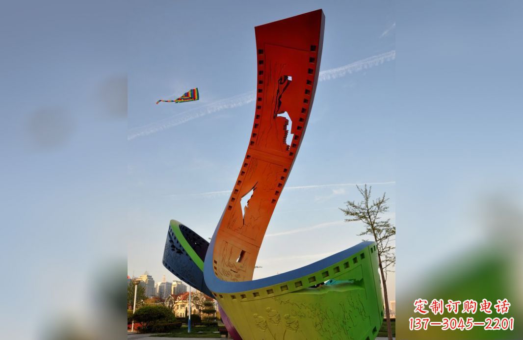 淄博不锈钢五彩胶卷广场雕塑——现代美学的象征