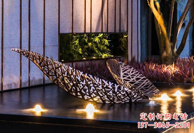淄博不锈钢小区镂空树叶雕塑给小区添彩