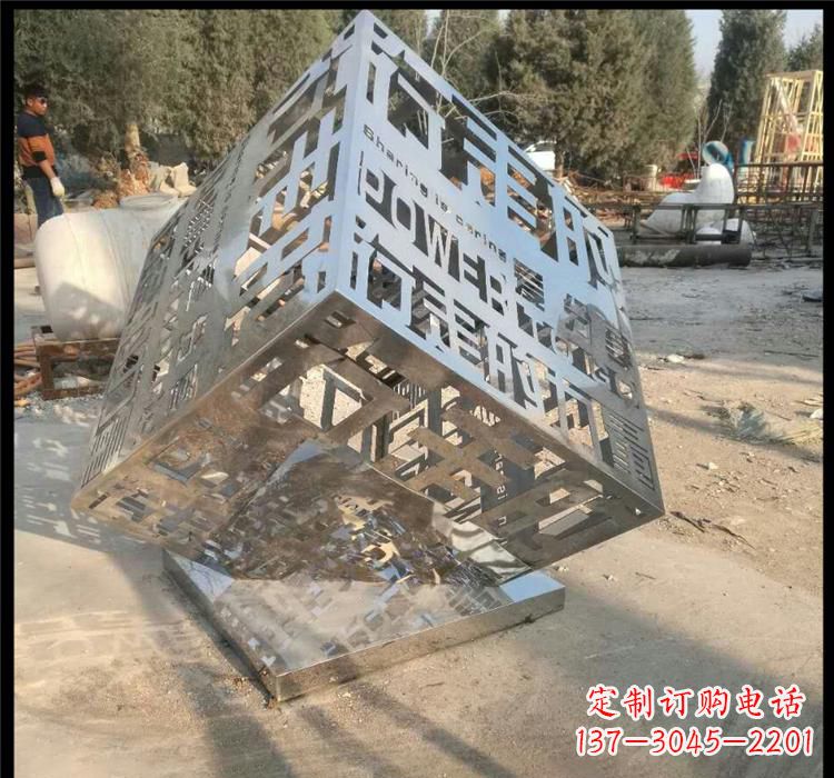 淄博不锈钢艺术镂空魔方雕塑给空间带来新的灵感