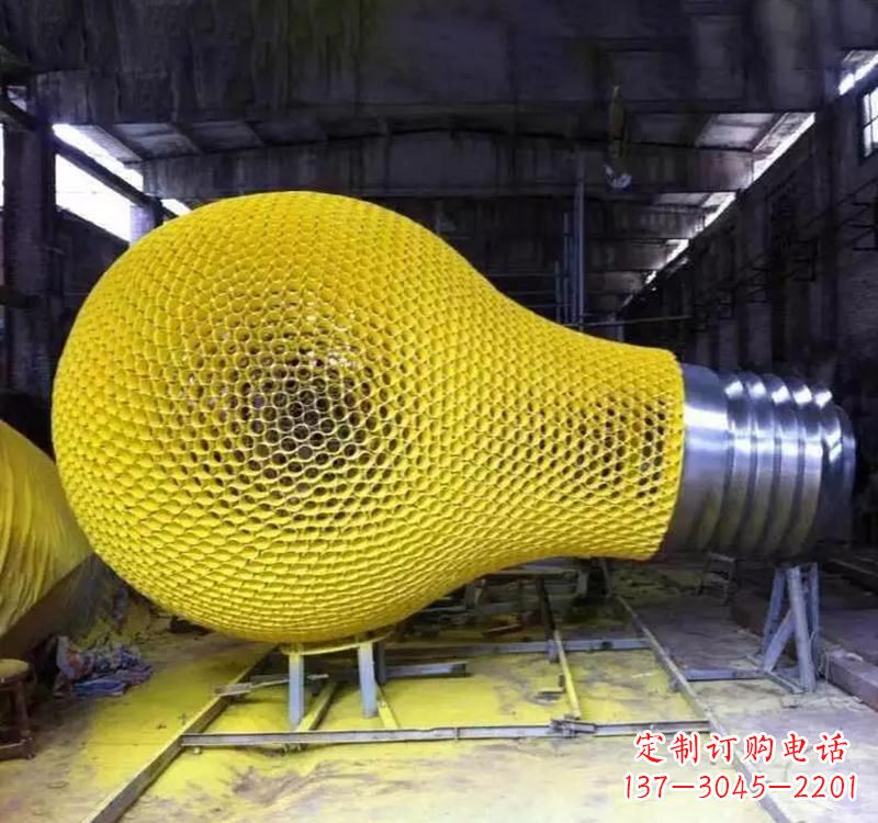 淄博不锈钢灯泡雕塑精美而又抢眼
