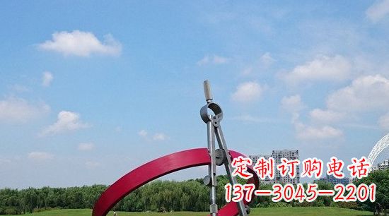 淄博不锈钢圆规雕塑环绕着美景