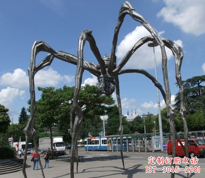 淄博蜘蛛侠雕塑点缀不锈钢的景观