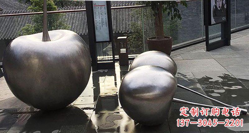 淄博樱桃雕塑点缀步行街美丽景观