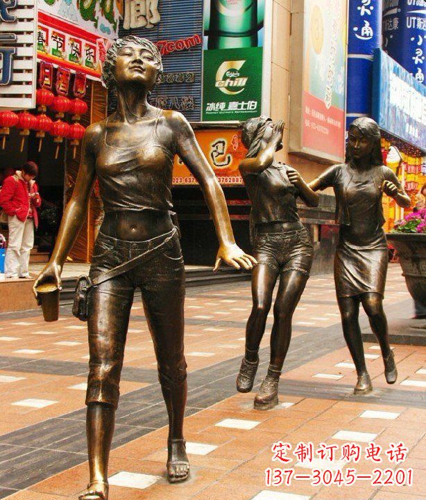淄博步行街逛街的女孩以铜雕的形式永久保存