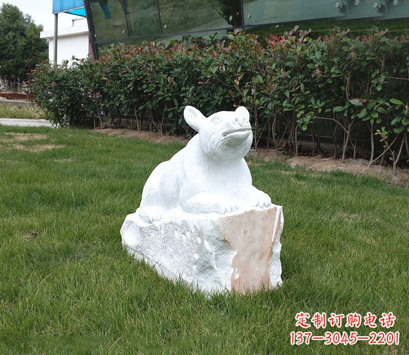 淄博草丛狗熊石雕