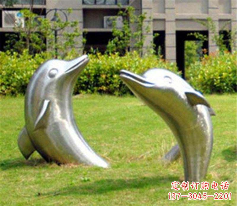 淄博海豚雕塑草坪上的精美装饰