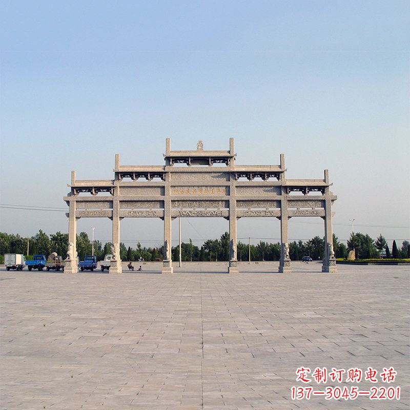 淄博精美石雕牌坊点缀城市广场