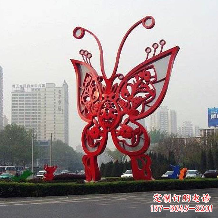 淄博绿化带上的大型红色蝴蝶雕塑