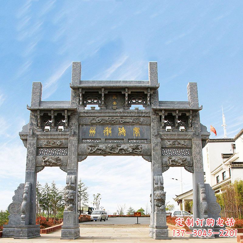淄博城市园林中精美的牌坊雕塑