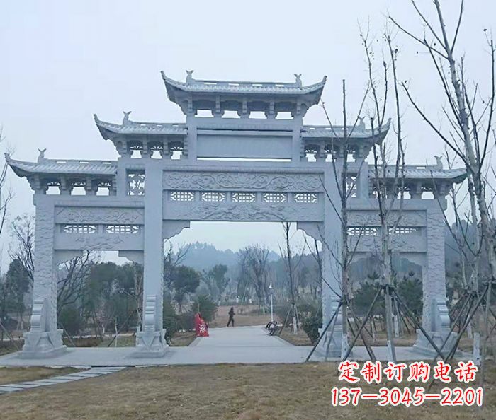 淄博村口三门石雕牌楼古朴华丽