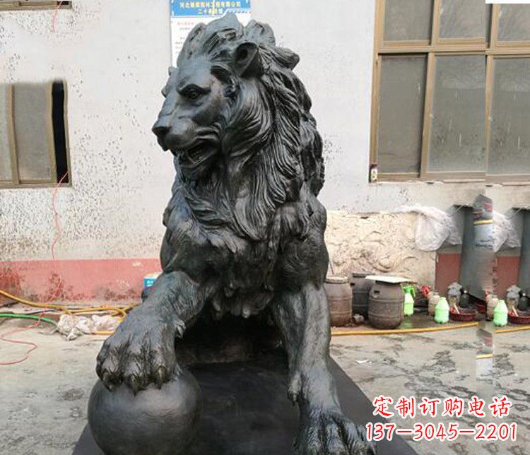 淄博高质量西方踩球狮子铜雕塑