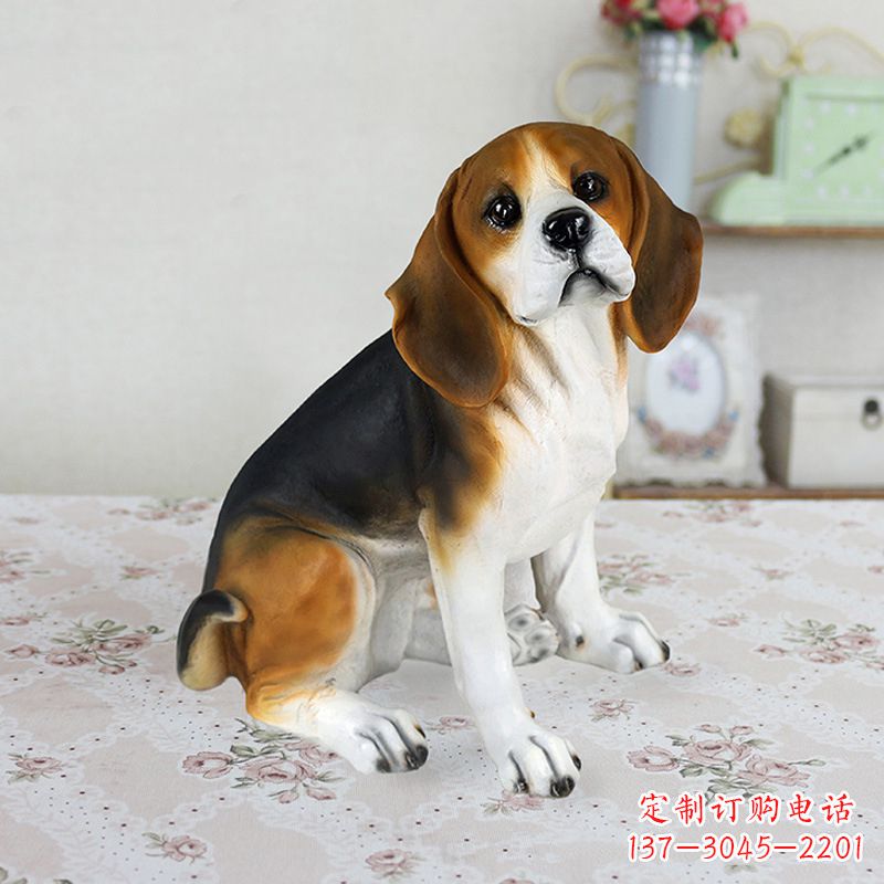 淄博玻璃钢蹲姿仿真比格犬雕塑
