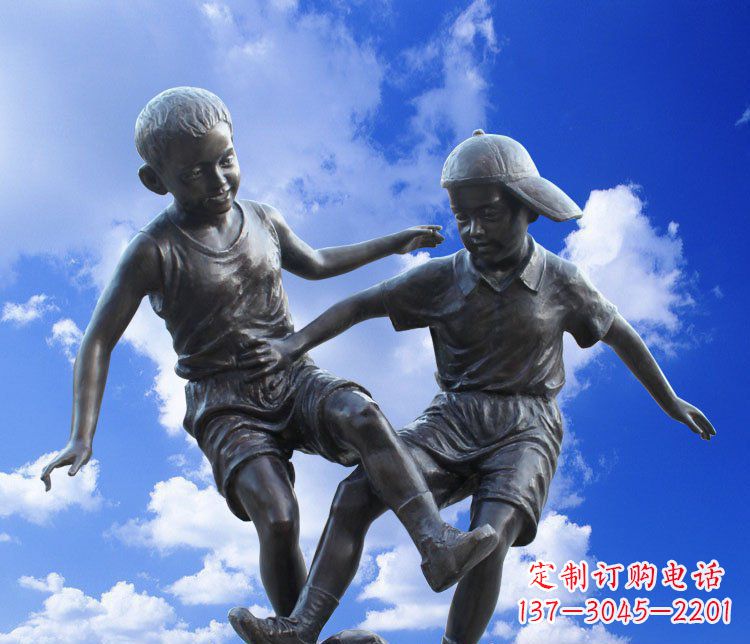 淄博儿童踢球校园玻璃钢仿铜景观雕塑
