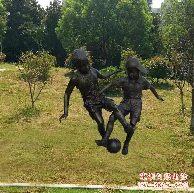 淄博儿童踢足球铜雕塑