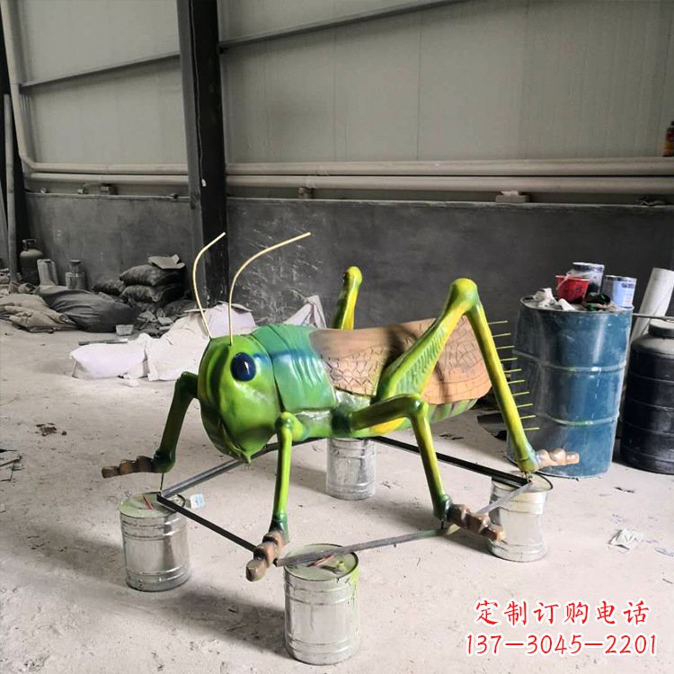 淄博精致玻璃钢蝗虫雕塑