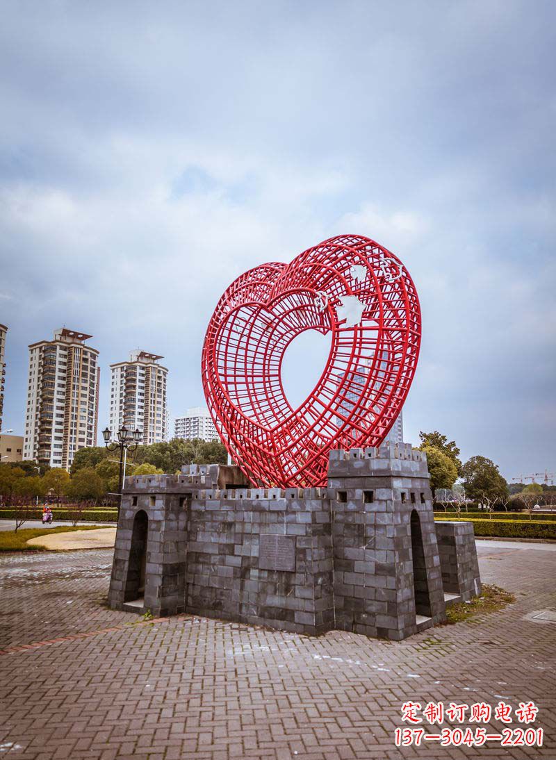 淄博拥抱和平的心以心型和平鸽雕塑传递心意