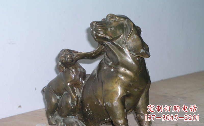 淄博公园打闹的小狗动物铜雕
