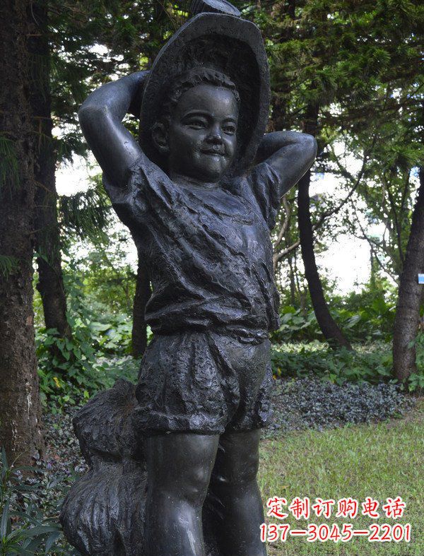 淄博公园戴草帽的小男孩人物铜雕