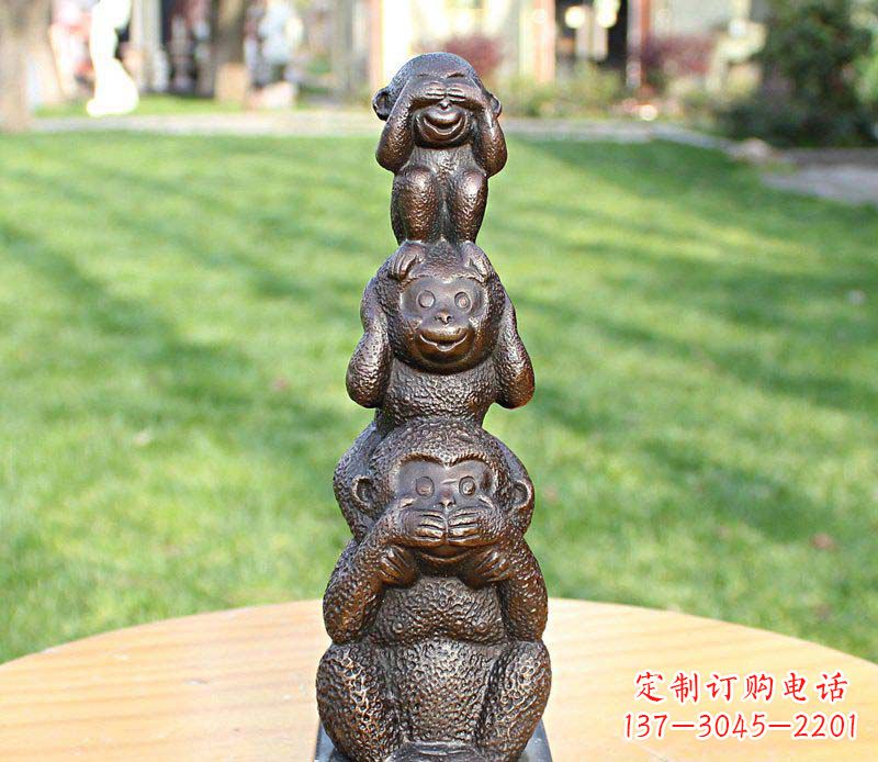 淄博公园叠罗汉的猴子动物景观铜雕