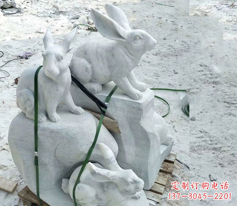 淄博活泼可爱的兔子雕塑